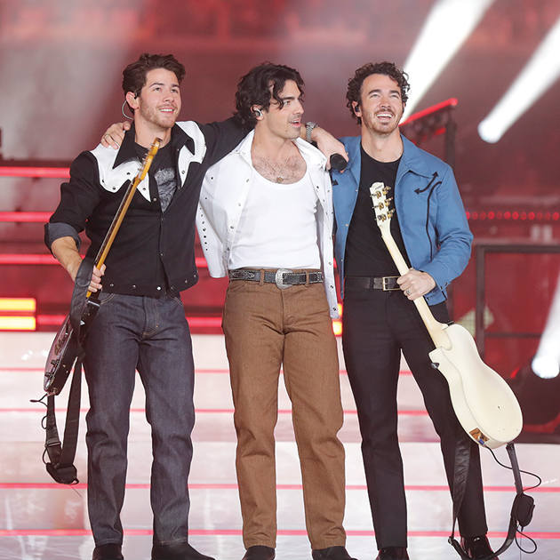 Jonas brothers - red kettle kickoff - 2022